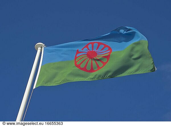 Internationale Flagge der Roma als Teil der Flaggen der autonomen Regionen an der Strandpromenade in Aberystwyth  Ceredigion  Wales.