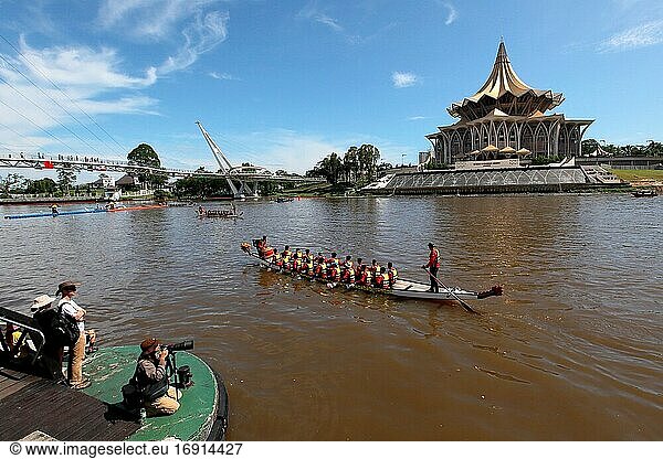 Internationales Drachenbootrennen 2019  Sarawak River  Kuching Water Front  Altstadt Kuching  Kuching  Sarawak  Malaysia