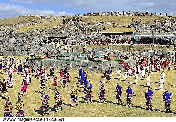 Inti Raymi  Fest der Sonne  Zeremonie auf dem Heiligtum  Überblick  Ruinenanlage der Inka Sacsayhuamán  Cusco  Peru  Südamerika