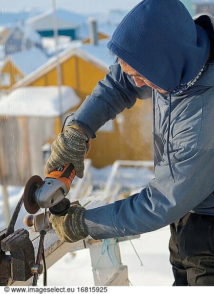 Inuit-Jäger bereitet seine Werkzeuge vor. Das traditionelle und abgelegene grönländische Inuit-Dorf Kullorsuaq  Melville Bay  Teil der Baffin Bay. Amerika  Nordamerika  Grönland  dänisches Gebiet.