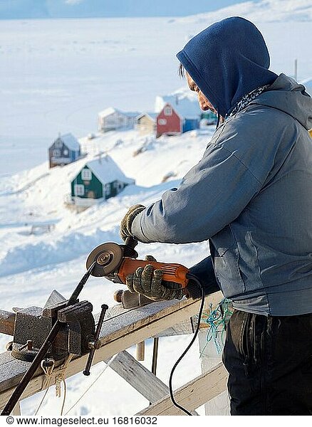 Inuit-Jäger bereitet seine Werkzeuge vor. Das traditionelle und abgelegene grönländische Inuit-Dorf Kullorsuaq  Melville Bay  Teil der Baffin Bay. Amerika  Nordamerika  Grönland  dänisches Gebiet.