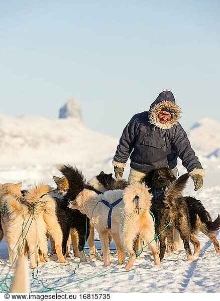 Inuit-Jäger in traditionellen Hosen und Stiefeln aus Eisbärenfell auf dem Meereis der Melville-Bucht bei Kullorsuaq in Nordgrönland. Nordamerika  dänisches Territorium.