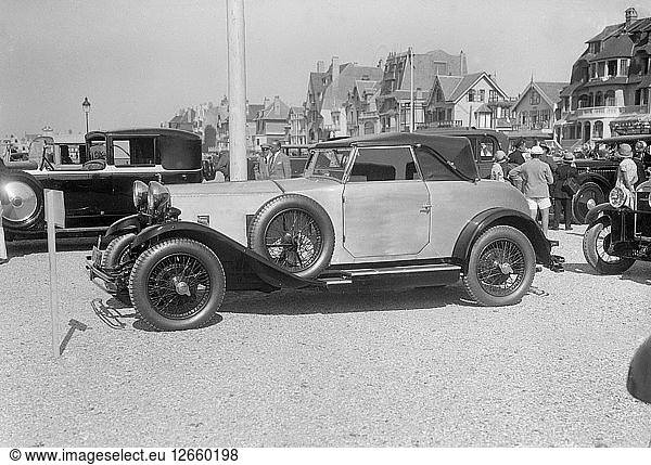 Invicta 2-türiges Drophead-Coupé auf der Boulogne Motor Week  Frankreich  1928. Künstler: Bill Brunell.