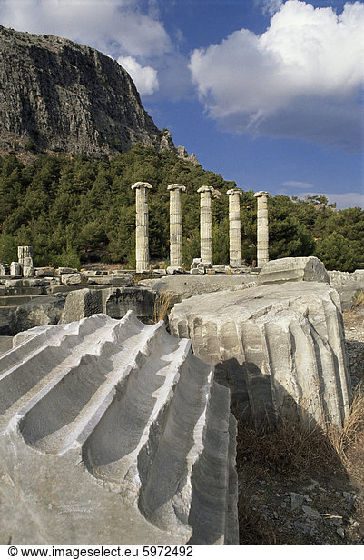 Ionischen Tempel der Athena und das griechische Theater  Priene  Anatolien  Türkei  Kleinasien  Eurasien