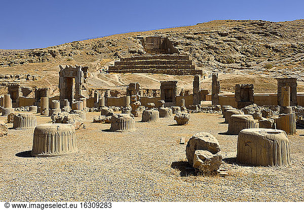 Iran  achämenidische Ausgrabungsstätte von Persepolis  Ruinen der Halle der hundert Säulen und Grab von Artaxerxes II.