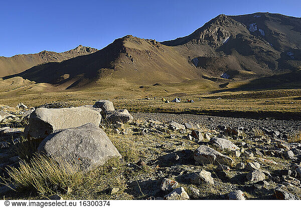 Iran  Alborz-Gebirge  Takht-e Suleyman-Massiv  Zelte auf dem Hochplateau