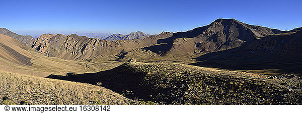 Iran  Blick über die Hochebene Hezar Som in Richtung Lashgarak  Gebiet Alam Kuh  Takht-e Suleyman-Massiv  Alborz-Gebirge