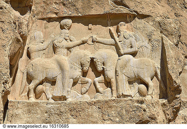 Iran  Fars  Naqsh-e Rostam  sassanidisches Relief von König Ardaschir I. und Gott Ahura Mazda