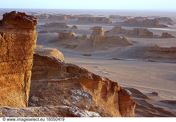 Iran  Felsformationen der Wüste Lut