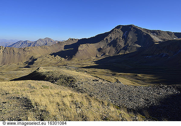 Iran  Mazandaran Province  Alborz Mountains  Takht-e Suleyman Massif  View over Hezarsham valley towards Lashgarak