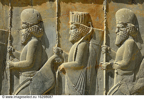 Iran  Persepolis  Blick auf Reliefs des Apadana-Palastes