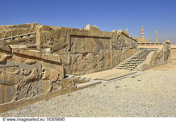 Iran  Persepolis  Blick auf Reliefs des Darius-Palastes
