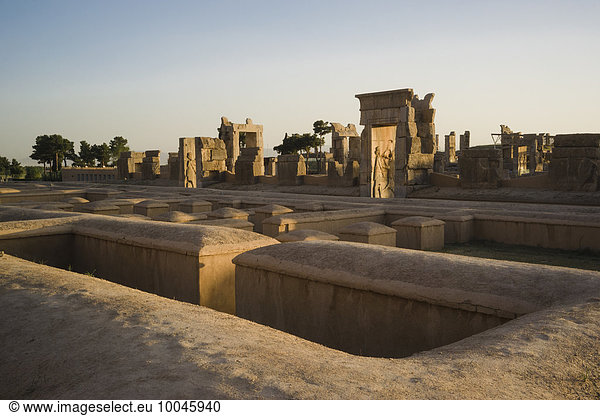 Iran  Persepolis  Palast der Hundert Säulen bei Sonnenuntergang