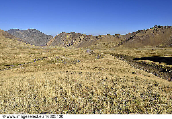 Iran  Provinz Mazandaran  Alborz-Gebirge  Blick über die Hezarsham-Hochebene  Takht-e Suleyman-Massiv