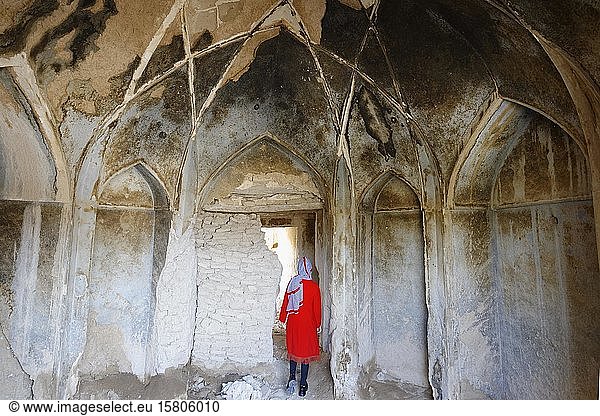 Iranische Frau in den Ruinen der Burg Qatruyeh  Provinz Fars  Iran  Asien