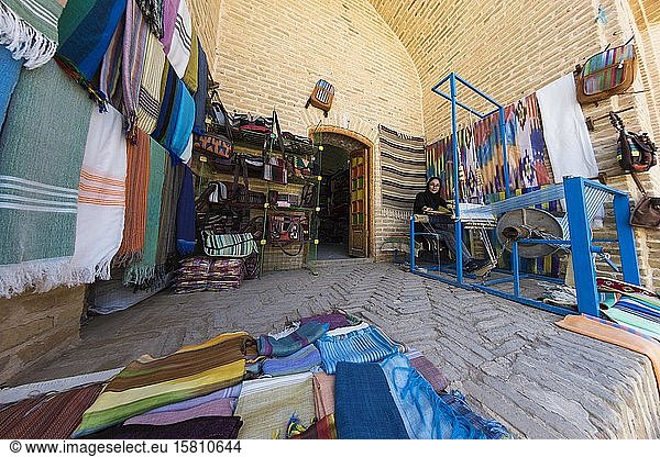 Iranische Frau webt einen Teppich  Karawanserei  Meybod  Provinz Yazd  Iran  Asien