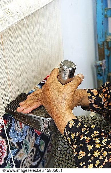 Iranische Frau webt einen Teppich  Na?in  Provinz Isfahan  Iran  Asien