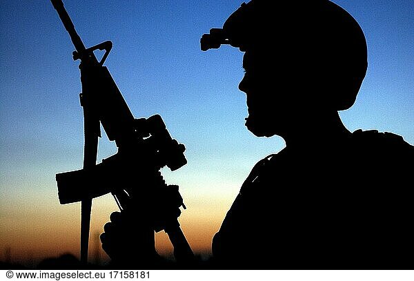IRAQ Balad Air Base -- 11 Apr 2004 -- Ein Staff Sergant der US Air Force TACP (Tactical Air Patrol) Kampfunterstützung von der 116th EASOS (Expeditionary Air Support Opperations Squadron)  Balad Air Base  Irak  hält Ausschau. Das Gebiet wird von Bedrohungen gesäubert  damit die TACP einen Luftangriff anfordern kann. USAF-Foto (freigegeben) -- Bild von Aaron Allmon II / Lightroom Photos / USAF.