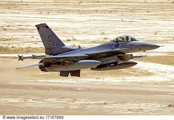 IRAQ Balad Air Base -- 21 Jul 2005 -- Eine F-16 Fighting Falcon  die der 332nd Expeditionary Fighting Squadron zugeteilt ist  hebt von der Fluglinie auf der Balad Air Base im Irak ab. Foto der US-Armee (freigegeben) -- Bild von Justin M Mason / Lightroom Photos / US Army.