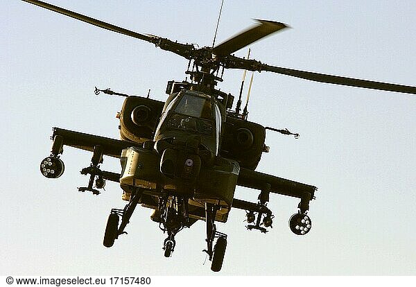 IRAQ Remagen -- 24. Februar 2006 -- Ein AH-64 Apache-Hubschrauber der Army unterstützt Soldaten der Alpha Battery  3rd Battalion  320th Field Artillery Regiment  und Soldaten der irakischen Armee vom 1st Battalion  1st Brigade  4th Division  während eines Angriffs in Remagen  Irak. Foto der US Navy (freigegeben) -- Bild von Shawn Hussong / Lightroom Photos / US Army.