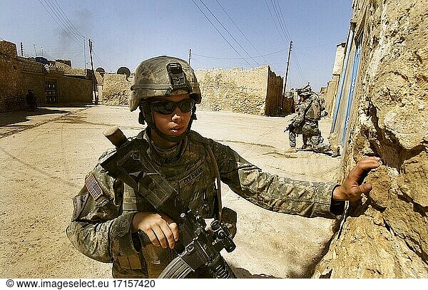 IRAQ Tal Afar -- 09 Apr 2006 -- US Army Sgt Robert Coleman und ein weiterer Soldat sorgen während einer Patrouille in Tal Afar für die Sicherheit ihrer Kameraden. Coleman gehört zur 1st Brigade  1st Armored Division. US Air Force Foto (Freigegeben) -- Bild von Aaron Allmon / Lightroom Photos / USAF.
