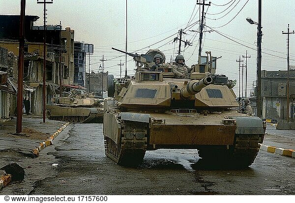 IRAQ Tal Afar -- 03. Februar 2005 -- M1 Abrams-Panzer der US-Armee manövrieren auf der Straße  während sie eine Kampfpatrouille in der Stadt Tal Afar  Irak  durchführen. Die Panzer und ihre Besatzungen gehören dem 3rd Armored Cavalry Regiment an. US Air Force Foto (Freigegeben) -- Bild von Aaron Allmon / Lightroom Photos / USAF.