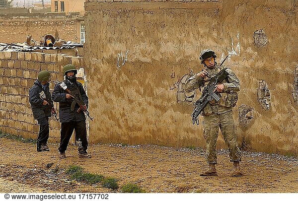 IRAQ Tal Afar -- 14. Februar 2006 -- US Army Sgt. Daniel Wert und irakische Polizisten patrouillieren in den Straßen von Tal Afar  Irak. Wert ist Mitglied der 1. gepanzerten Division. US Air Force Foto (Freigegeben) -- Bild vonAaron Allmon / Lightroom Photos / USAF.