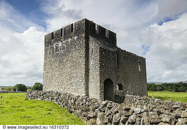 Irland  Ansicht des Klosters Kilmacduagh