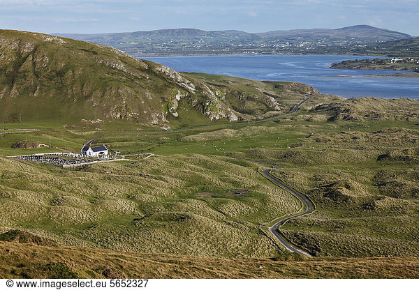 Irland  County Donegal  Blick auf Ballycramey und Inishowen Peninsula mit Trawbreaga Bay