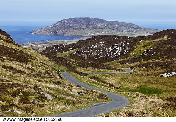 Irland  County Donegal  Blick auf die Straße durch die Hügel