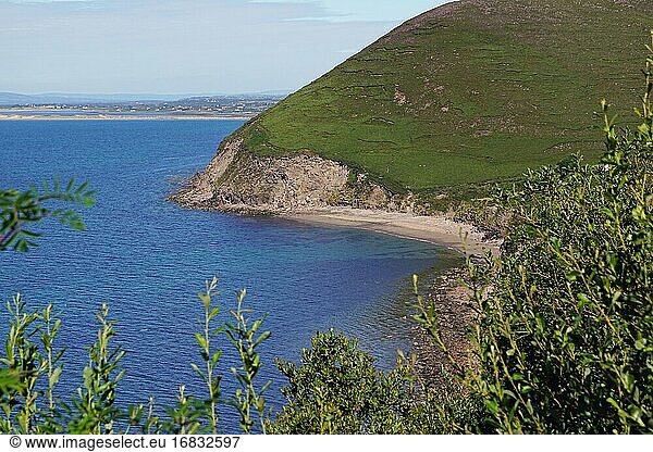 Irlands Küsten - wilde Klippen bezaubernde Natur. Irland ist voller schöner Landschaften  wohin man auch schaut. Die Schönheit der Natur ist schwer in Worte zu fassen.