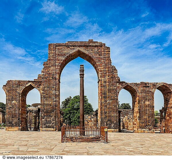 Iron pillar in Qutub complex  metallurgical curiosity. Qutub Complex  Delhi  India  Asia