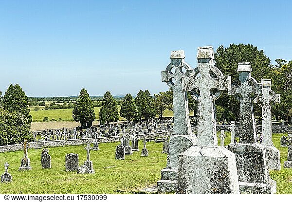 Iroschottische Kirche  Klosterruine  keltische Kreuze  Friedhof  Kloster Clonmacnoise  County Offaly  Leinster  Irland  Europa