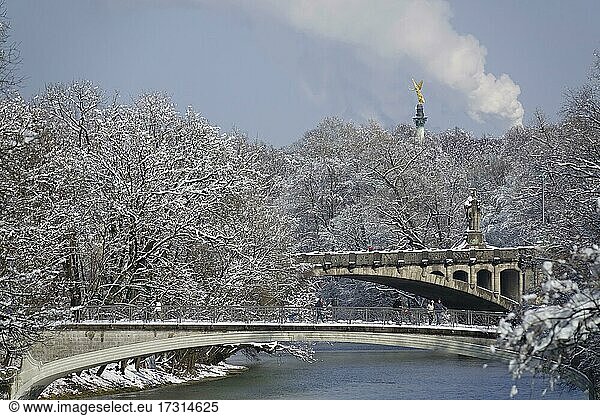 Isar mit Kabelsteg  Maximiliansbrücke und Friedensengel  gesehen von der Ludwigsbrücke  verschneite Landeshauptstadt München  Freistaat Bayern  Deutschland  Europa