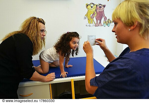 Iserlohn-Letmathe: Regular examinations of children in different age groups are the standard in the practices of paediatricians as here in a suburb of a large city. U7a-examination by a girl. Germany  Iserlohn-Letmathe: Regular examinations of children in different age groups are the standard in the practices of paediatricians as here in a suburb of a large city. U7a examination for a girl. DEU  Germany  DEU  Europe