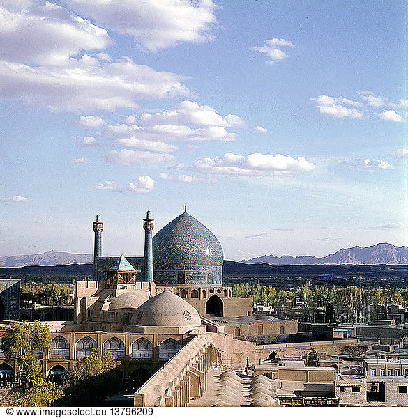 Isfahan  Blick über die Dächer des Basars mit der Königlichen Moschee  Masjid-i-shah  im Hintergrund. Islamisch. 17. Jahrhundert nach Christus. Isfahan  Persien.