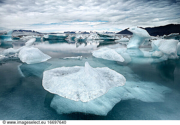 Isländische Lagune mit vielen Eisbergen