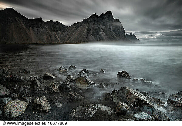 Isländischer Strand bei Nacht zwischen Steinen