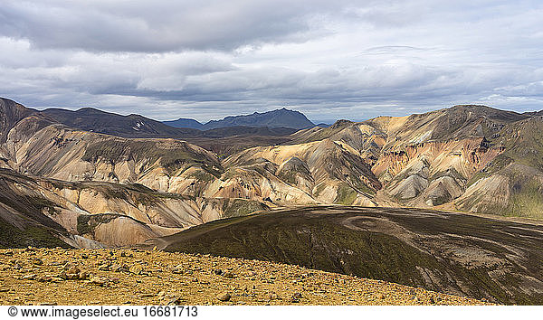 Isländisches Hochland Vulkanische moosbewachsene Hügel Sommerlandschaft