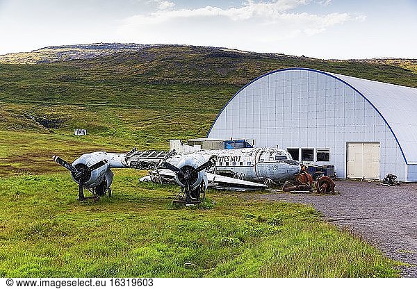 Isländisches Volks- und Luftfahrtmuseum (US) Hnjótur  Egill Olafsson Museum mit Flugzeugwrack Navy Flugzeug  Örlygshöfn  Patreksfjörður  Patreksfjördur  Vestfirðir  Westfjorde  Island  Europa