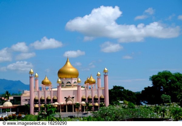 Islamische Moschee  Überblick über die Stadt vom Sajana-Parkplatz aus  Kuching. Sarawak  Borneo. Malaysia