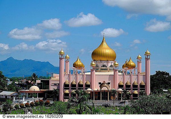 Islamische Moschee  Überblick über die Stadt vom Sajana-Parkplatz aus  Kuching. Sarawak  Borneo. Malaysia