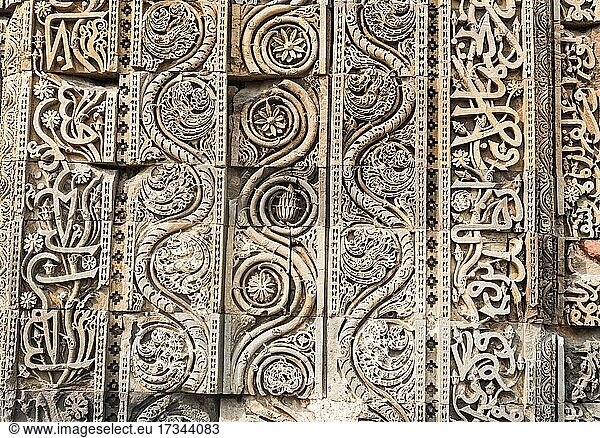 Islamische Ornamentik und Kalligraphie am Qutb Minar Komplex  UNESCO Welterbe  Delhi  Indien  Asien