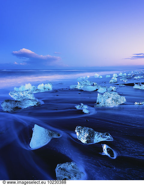 Island  Blick auf den Gletschersee Jokulsarlon  Gletschereis am Strand bei Dämmerung