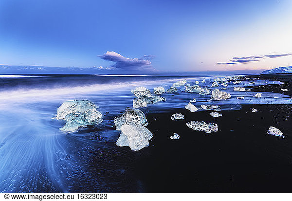 Island  Blick auf den Gletschersee Jokulsarlon  Gletschereis am Strand in der Dämmerung