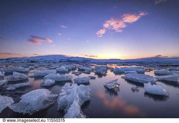 Island  Eisberge schwimmen in der Jokulsarlon Eislagune  Vatnajoekull Nationalpark