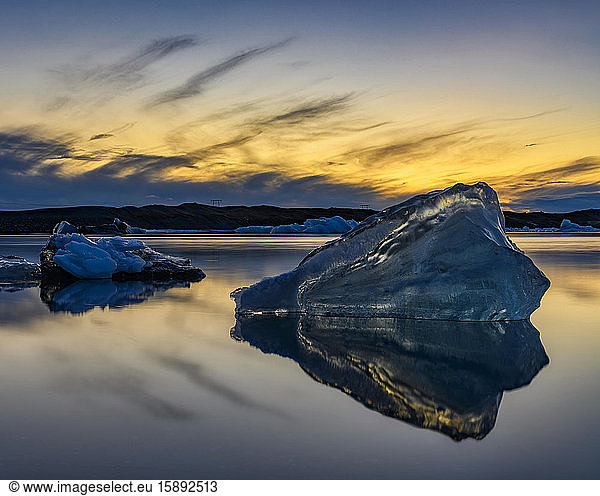 Island  Eisbrocken liegt in der Abenddämmerung am Ufer des Jokulsarlon