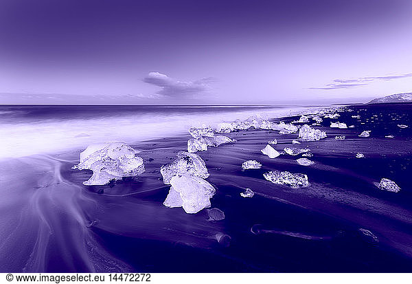 Island  Jokulsarlon  Gletschereis am Strand am Abend