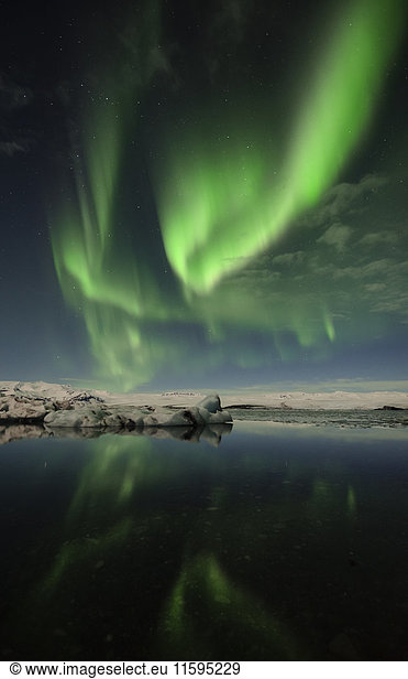 Island  Nordlicht im Jokulsarlon Gletschersee