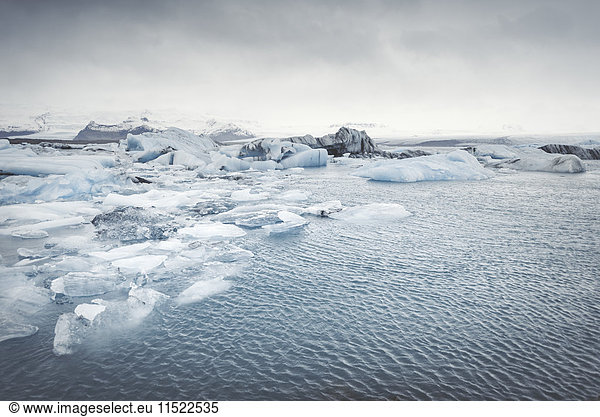 Island  Panoramablick auf Joekulsarlon  Gletscherlagune